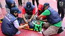 Tenaga medis melakukan simulasi penanganan cedera pada atlet Asian Games 2018 di Kantor Kemenkes, Jakarta, Rabu (4/4). Kemenkes berharap, adanya simulasi ini para tenaga kesehatan dapat bekerja profesional dan optimal. (Liputan6.com/Arya Manggala)
