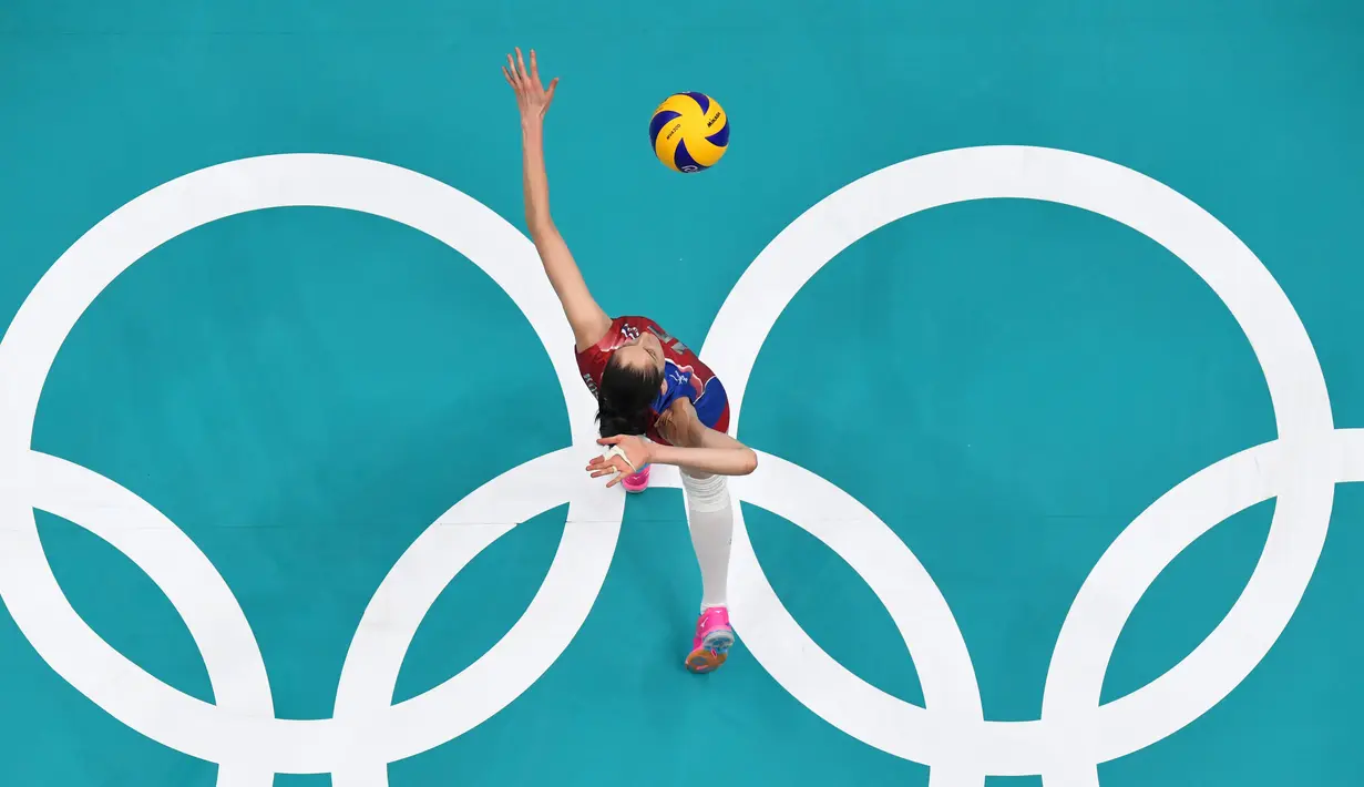 Atlet voli cantik asal Rusia, Tatyana Kosheleva melakukan servis saat bertanding melawan tim dari Korea Selatan di ajang Olimpiade Rio 2016 di Maracanazinho, Rio de Janeiro, Brasil, (8/8). (AFP PHOTO/Antonin)