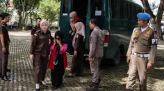 Aksi Bermesraan di TikTok Berakhir dengan Hukuman Cambuk