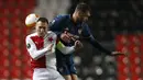 Bek Arsenal, Calum Chambers melompat saat berebut bola dengan bek Slavia Praha, Jan Boril pada leg kedua perempat final Liga Europa di Stadion Sinobo, Praha, Jumat (16/4) dini hari WIB.  Arsenal lolos ke semifinal Liga Europa setelah menang telak 4-0 di markas Slavia Praha. (AP Photo/Petr David Jose