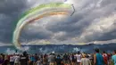 Atraksi dari Skuad Frecce Tricolori asal Italia saat pertunjukkan udara "Airpower 16" di Zeltweg, Austria, Jumat (2/9). (AFP Photo/Erwin Scheriau)