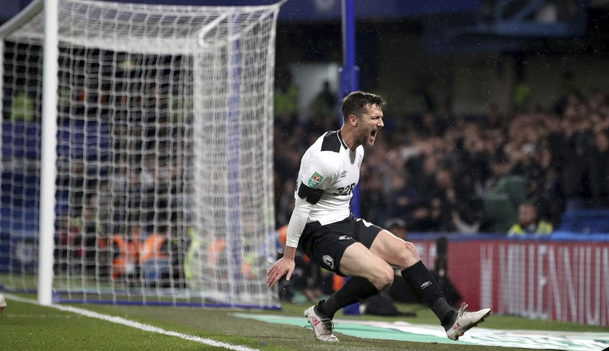 Ekspresi pemain Derby County, David Nugent, saat melawan Chelsea pada Piala Liga Inggris di Stadion Stamford Bridge, Kamis (1/112018). Chelsea menang 3-2 atas Derby County. (AP/Nick Potts)