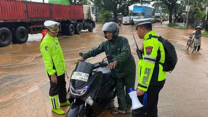 Banjir Lumpuhkan Pantura Kudus-Pati, Macet Mengular Belasan Kilometer