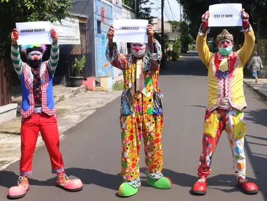 Komunitas badut tangerang raya (Batara) bersama kelurahan Larangan Selatan melakukan sosialisai pembatasan sosial bersekala besar (PSBB) di Tangerang, Kamis (16/4/2020). Mulai tanggal 18 april mendatang Tangerang Raya akan melakukan PSBB hingga 3 mei. (Liputan6.com/Angga Yuniar)
