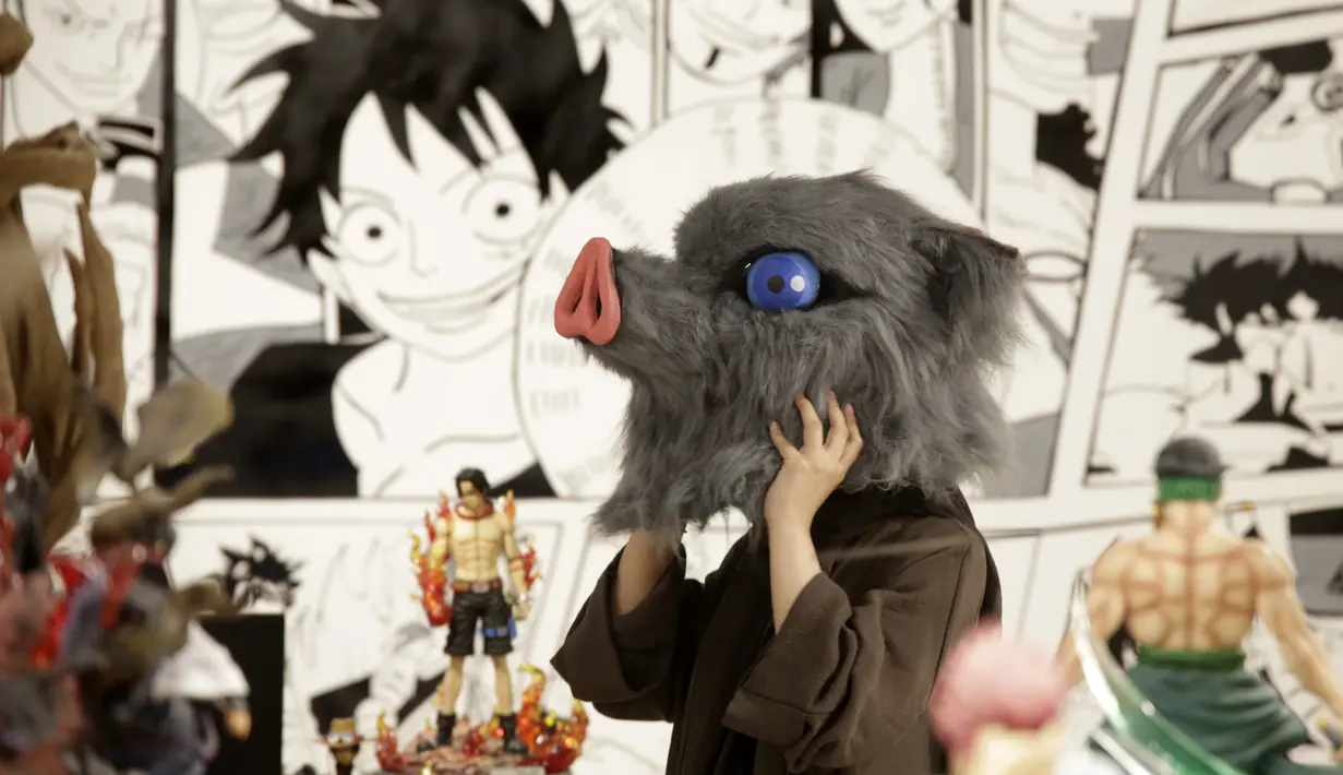 Wanita Saudi, Imtenan, mengenakan topeng Hashibira Inosuke, karakter anime Jepang yang terkenal, di Geek Cafe, Jeddah, Arab Saudi, Kamis (11/11/2021). Penggemar animasi Jepang di Arab Saudi sangat menantikan pembukaan Geek Cafe. (AP Photo/Amr Nabil)