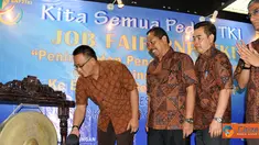 Citizen6, Jakarta Selatan: Pembukaan Job Fair ditandai dengan pemukulan Gong oleh Kepala BNP2TKI Moh Jumhur Hidayat. (Pengirim: Affandi)