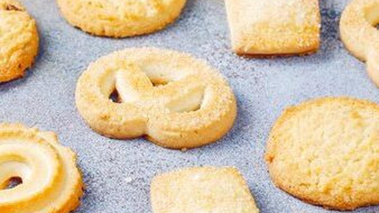 Mudah semua bukan? Tak hanya simpel, bahan yang digunakan juga sangat sederhana dan hemat telur lho. Yuk biar gak bosen dengan kue kering yang itu-itu saja, kue butter cookies bisa jadi alternatif sajian untuk para tamu. Selamat mencoba!