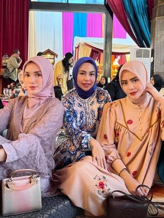 Meski sudah berusia kepala empat, pesonanya tak memudar sedikitpun. Ibu lima anak tersebut tampak awet muda. Penampilannya mengenakan hijab ini juga terlihat begitu anggun.(Liputan6.com/IG/@ussypratama)