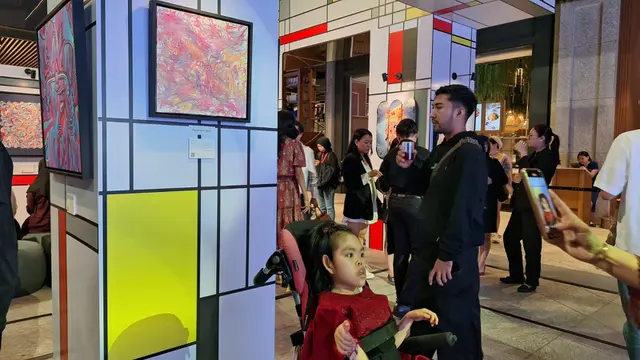 Teresa Olivia Purba di depan lukisan hasil karyanya yang diberi judul "Perjumpaan" pada pameran lukisan HUT ASTHA District 8 ke-4. dok.  Teresa Olivia