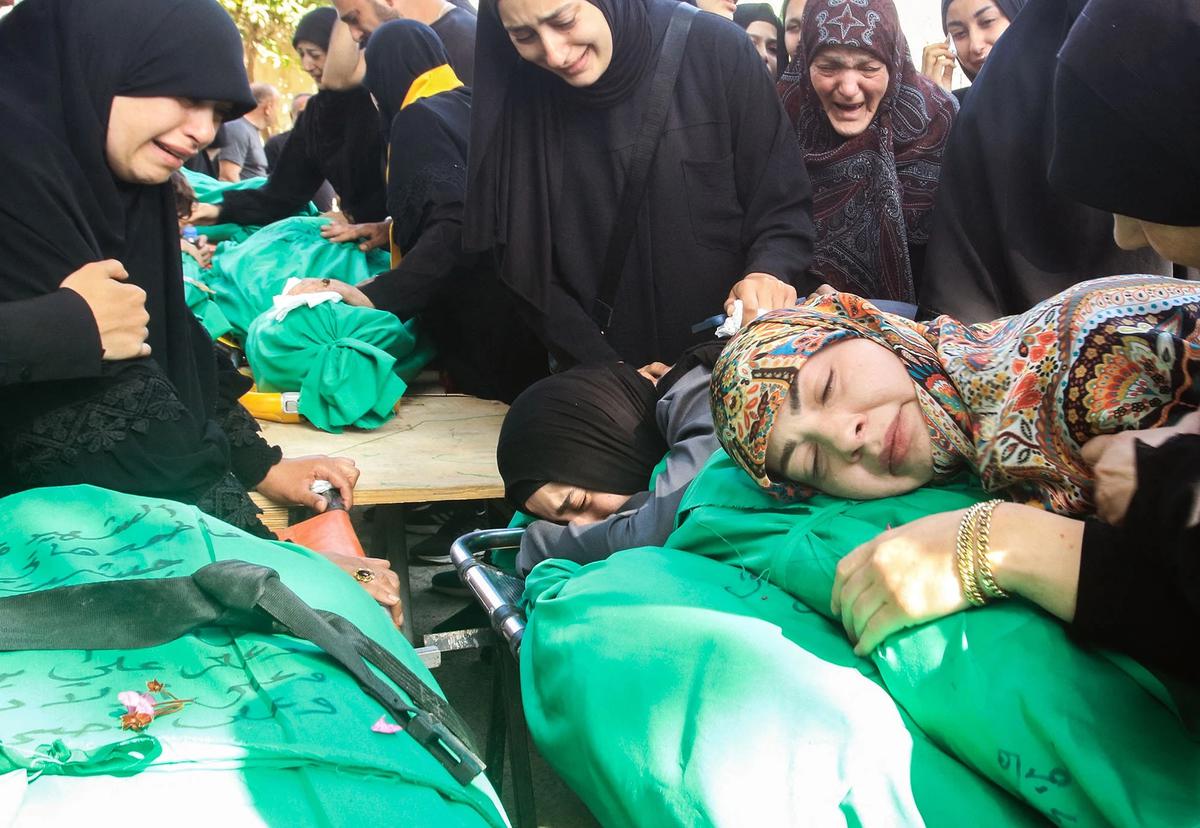FOTO: Tangis Duka Warga Lebanon Setelah Serangan Israel