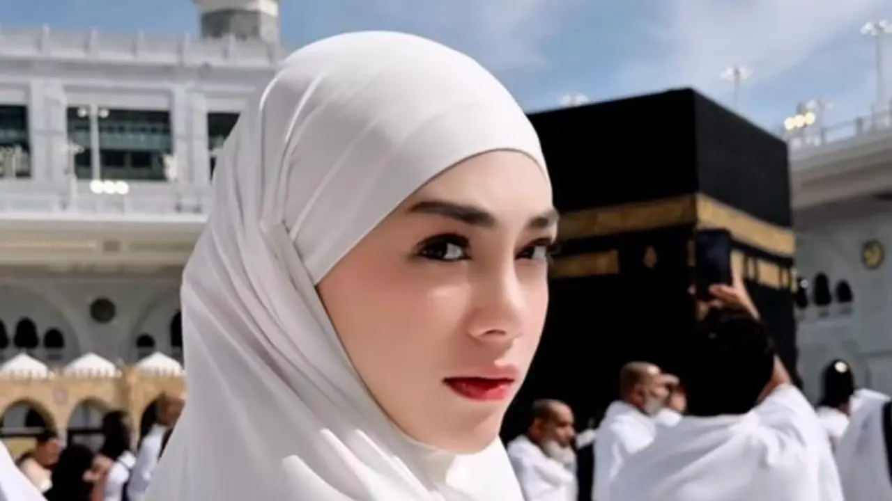 6 Potret Celine Evangelista Tampil Memesona dengan Riasan Fresh saat Umrah, Momen Haru saat Mencium Ka'bah