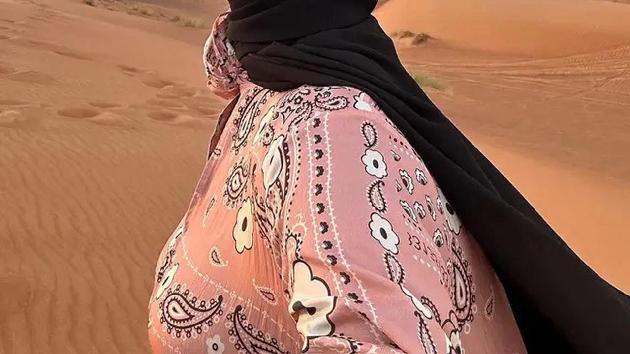 7 Gaya Hijab Pashmina ala Paula Verhoeven, Tonjolkan Aura Model