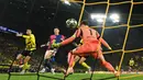 Sementara, Barcelona berhasil memperkecil ketinggalan lewat gol bunuh diri pemain bertahan Borussia Dortmund, Ramy Bensebaini, yang salah mengantisipasi umpan silang Fermin Lopez di menit ke-54. (Pau BARRENA/AFP)