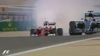 Pebalap Ferrari, Sebastian Vettel, mengalami kerusakan mesin jelang start F1 GP Bahrain di Sirkuit Internasional Sakhir, Bahrain, Minggu (3/4/2016). (Bola.com/Twitter)