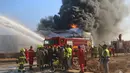 Petugas pemadam kebakaran berupaya memadamkan kebakaran di kilang minyak Zawiya setelah serangan pesawat nirawak di Zawiya, Libya, Selasa, 11 Agustus 2026. (AP/Yousef Murad)