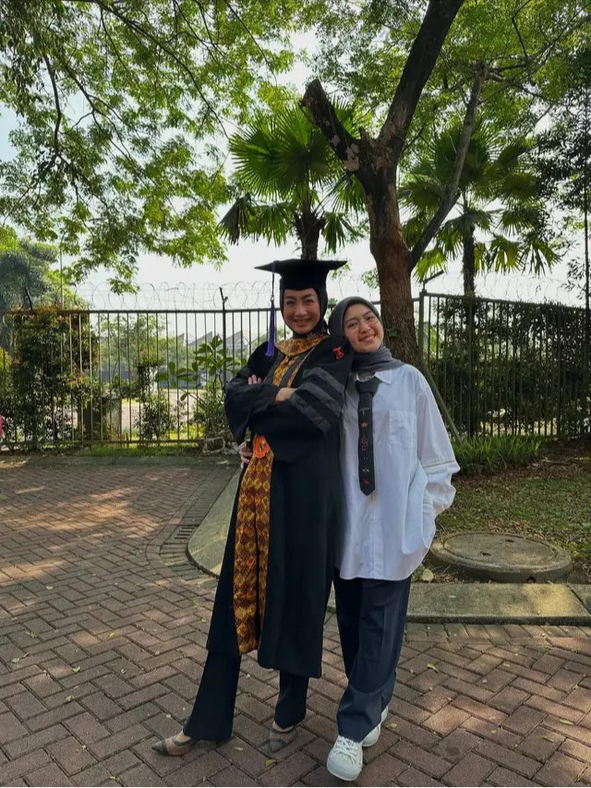 Potret Desy Ratnasari Wisuda S3, Resmi Menyandang Gelar Doktor