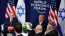 Presiden AS Donald Trump berbicara saat pertemuan dengan PM Israel Benjamin Netanyahu di sela Forum Ekonomi Dunia, Davos (25/1). Trump kukuh dengan keputusannya yang mengakui Yerusalem sebagai ibu kota Israel. (AP Photo / Evan Vucci)