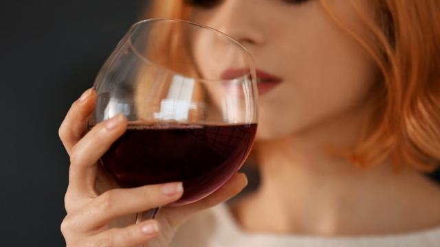 Manfaat Meminum Anggur Merah di Malam Hari
