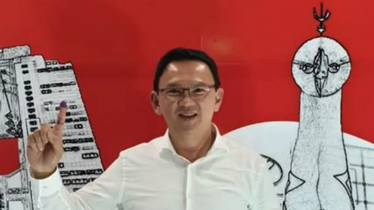 Basuki Tjahaja Purnama atau Ahok menggunakan hak pilihnya pada Pemilu 2019 di Osaka, Jepang.
