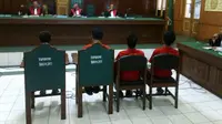 Empat kurir narkoba hanya bisa menundukkan kepala di kursi persakitan saat jaksa menuntutnya hukuman mati. (Liputan6.com/Reza Perdana)