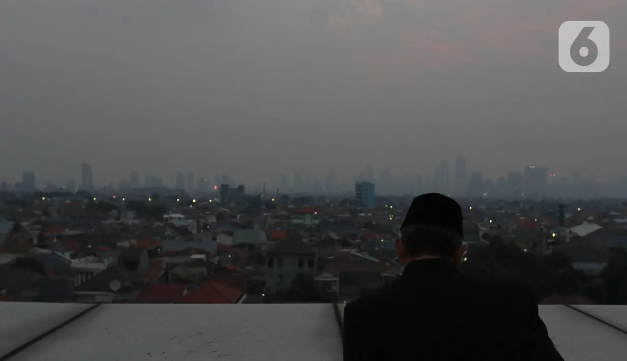Petugas saat memantau hilal di Kantor Wilayah Kementerian Agama Provinsi DKI Jakarta, Cipinang, Jakarta, Jumat (1/4/2022). Kementerian Agama melakukan pemantauan hilal di 101 lokasi di sejumlah wilayah di Indonesia untuk menentukan 1 Ramadhan 1443 Hijriah.(Liputan6.com/Herman Zakharia)
