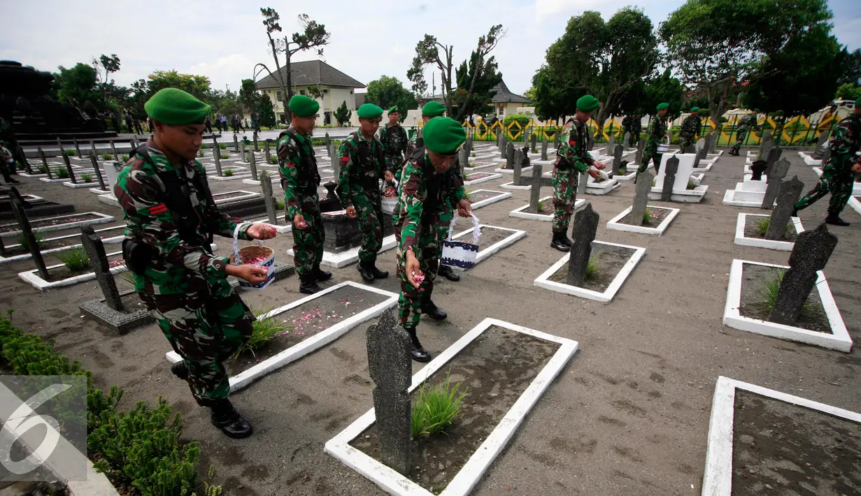 Sejumlah prajurit TNI menaburkan bunga  di Taman Makam Pahlawan Kusumanegara Yogyakarta , (1/3/2016). Ziarah dan tabur bunga di lakukan untuk memperingati Serangan Umum 1 Maret 1949. (Liputan6.com/Boy Harjanto)