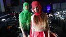 Dua model berpose di belakang panggung sebelum membawakan busana VFILES selama New York Fashion Week di Barclays Center of Brooklyn di New York City, (6/9). (Astrid Stawiarz / Getty Images / AFP)