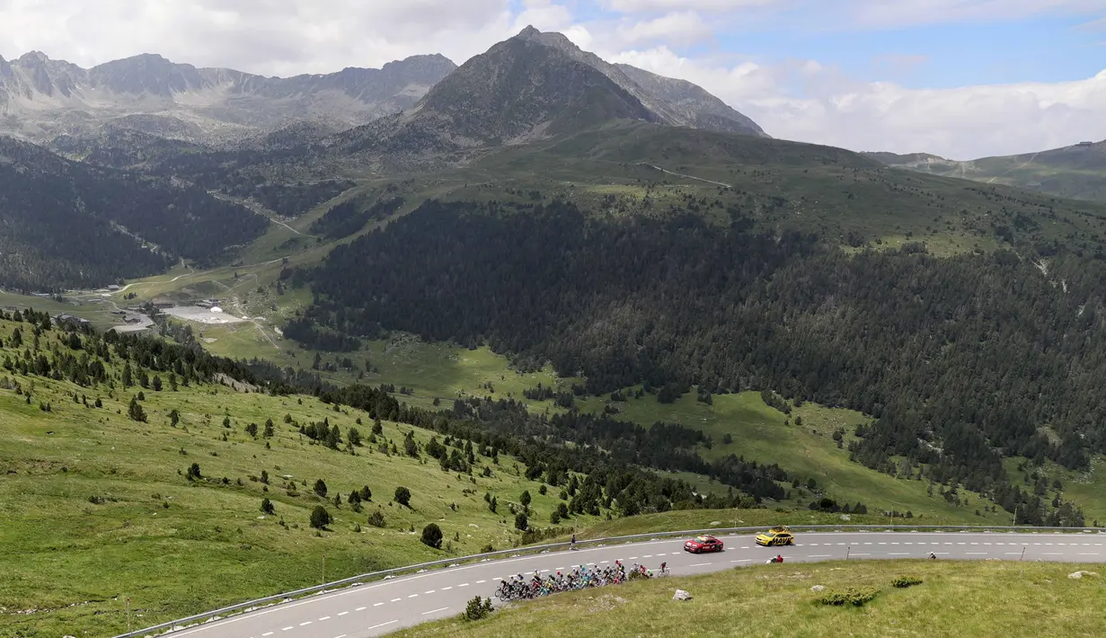 Para pebalap melintasi pemandangan bukit dan hutan dengan jarak tempuh 197 km pada edisi 103 taunn Tour de France, T(12/7/2016). (AFP/Kenzo Tribouillard)