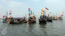 Para nelayan bersama keluarganya berlayar untuk mengikuti sedekah bumi Nadran di Muara Angke, Jakarta, Minggu (13/12). Tradisi ini diikuti ratusan kapal dengan melarung dan memperebutkan sesaji di tengah laut. (Liputan6.com/Helmi Afandi)