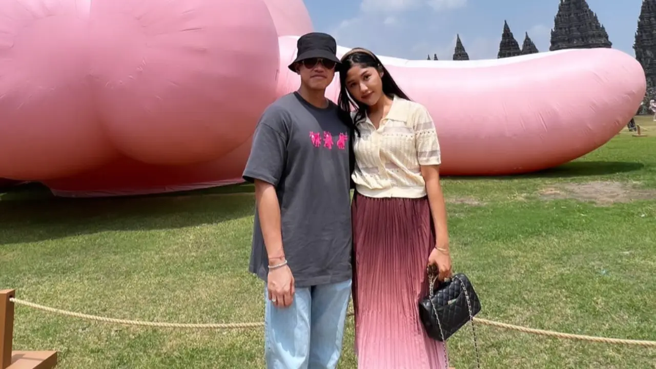 Gaya Kasual Feminin Erina Gudono Sambangi KAWS: Holiday di Candi Prambanan, Harga Sandal dan Tasnya Bisa Buat DP Rumah