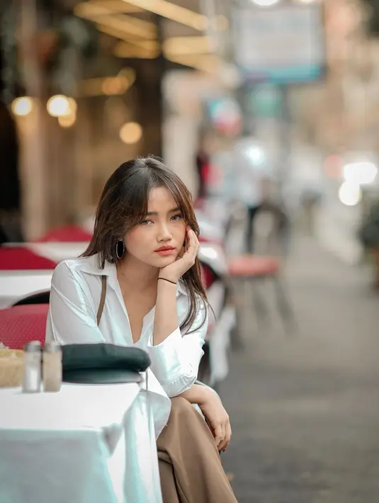 Gaya Parisian chic ala Fuji memadukan atasan berkerah lengan panjang putih dengan celana cokelat. Mana penampilan Fuji yang paling jadi favoritmu, Sahabat FIMELA? [Foto: Instagram/fuji_an]