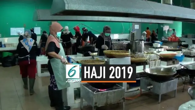 Petugas catering Haji embarkasi Jakarta Bekasi harus bersiaga melayani makan calon jemaah haji selama 24 jam. Selain menyediakan konsumsi petugas catering juga harus menjaga kualitas, kesehatan, makanan yang disajikan.