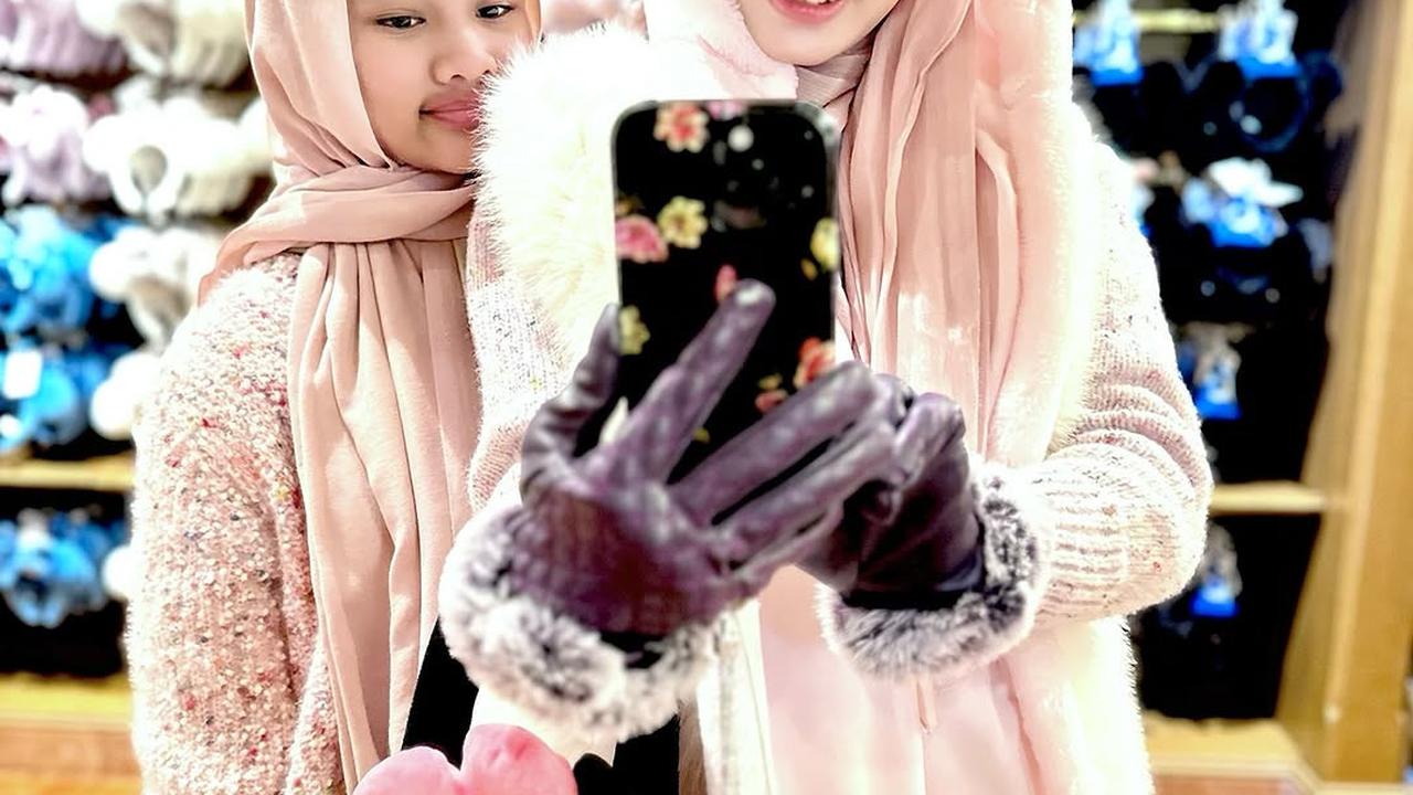 Potret Inara Rusli Ajak Anak Liburan di Disneyland Tokyo, Jadi Salah Satu Bucket List