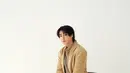 Mengenakan palet warna netral seperti beige, krem, hingga navy, idol kelahiran 2000 itu memancarkan kesan hangat dan sophisticated. Mulai dari jaket suede, knitwear bertekstur lembut, hingga tas kulit ikonis Tod’s, setiap penampilannya terasa begitu natural namun tetap berkelas. [Dok/Tod’s].