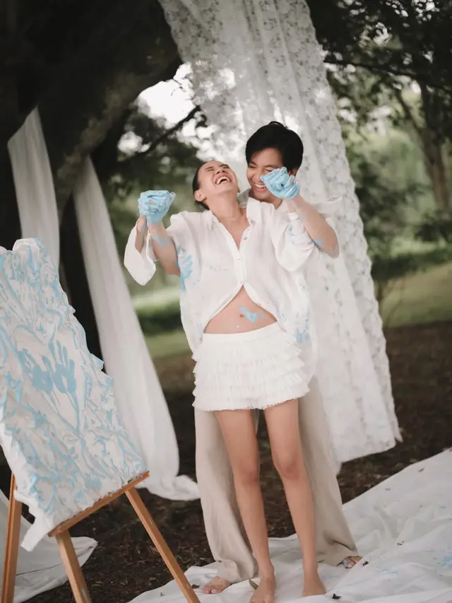 Serasi Berbusana Putih, Angga Yunanda dan Shenina Cinnamon Rayakan Calon Putra Pertama