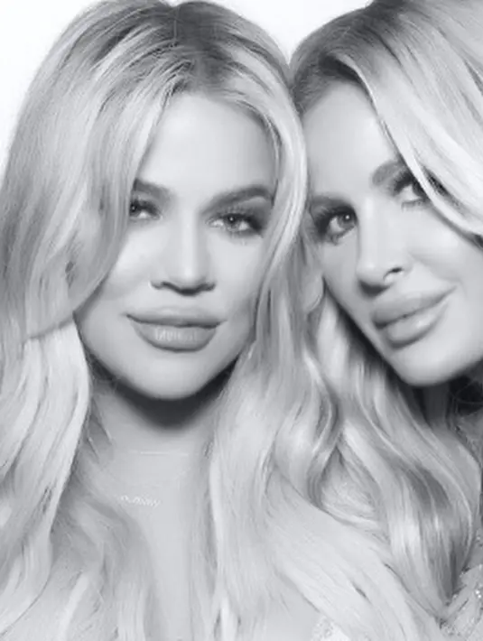 Tak hanya itu, Kim Biermann pun turut memamerkan fotonya bersama dengan Khloe Kardashian dalam acara baby shower tersebut. (instagram/kimzolciakbiermann)
