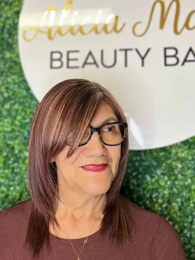 Model Rambut Ibu-Ibu Berkacamata