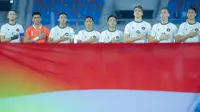 Pemain Timnas Indonesia U-22 menyanyikan Indonesia Raya sebelum melawan Filipina U-22 pada laga Grup C SEA Games 2025 di 700th Anniversary Stadium, Senin (8/12/2025). (Bola.com/Bagaskara Lazuardi)