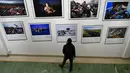 Pengunjung melihat foto karya fotografer Agence France-Presse (AFP) mengenai krisis migrasi di Eropa di pusat seni Bozar di Brussels (3/5). Pameran ini menampilkan foto-foto imigran dari Suriah, Irak sampai Turki dan Laut Tengah. (AFP Photo/John Thys)