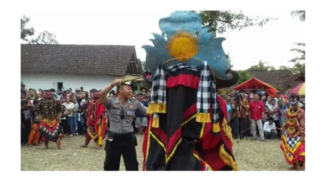 Kuda Tiruan yang digunakan berbeda bari tari jaranan yang lainnya.