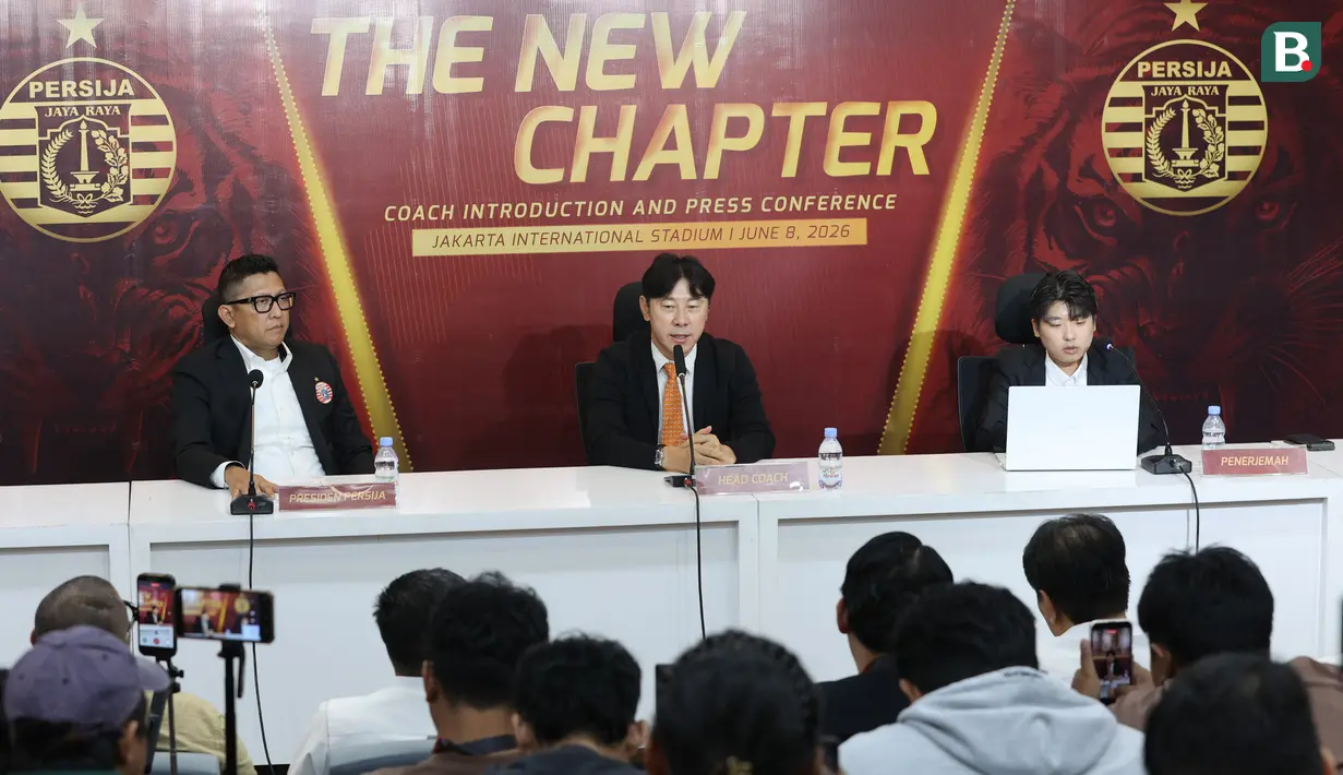 Presiden Persija Jakarta, Mohamad Prapanca, bersama Shin Tae-yong dalam konferensi pers di Jakarta International Stadoum (JIS), Jakarta Utara, pada Senin (8/6/2026). (Bola.com/M Iqbal Ichsan)