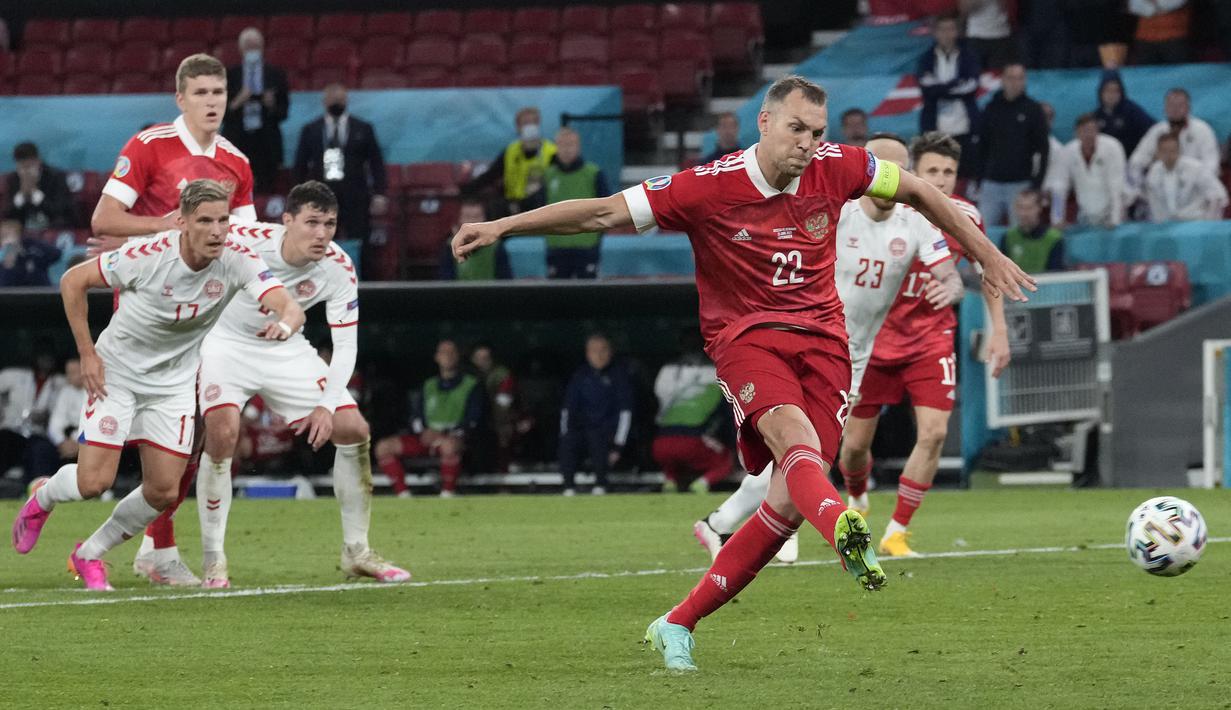 Rusia berhasil memangkas jarak skornya pada menit ke-68. Dzyuba sukses menjadi algojo setelah sobolev dijatuhkan di kotak terlarang. Tendangannya mengarah ke sudut kiri bawah arah penjaga gawang Kasper Schmeichel. (AP/Pool/Martin Meissner)