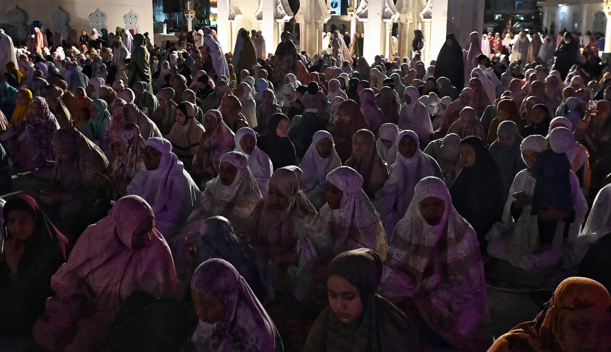Pada tarawih malam pertama ini, Ustaz Zamhuri Ramli menjadi imam dan ceramah diberikan oleh Imam Besar Masjid Baiturrahman Azman Ismail. (CHAIDEER MAHYUDDIN/AFP)