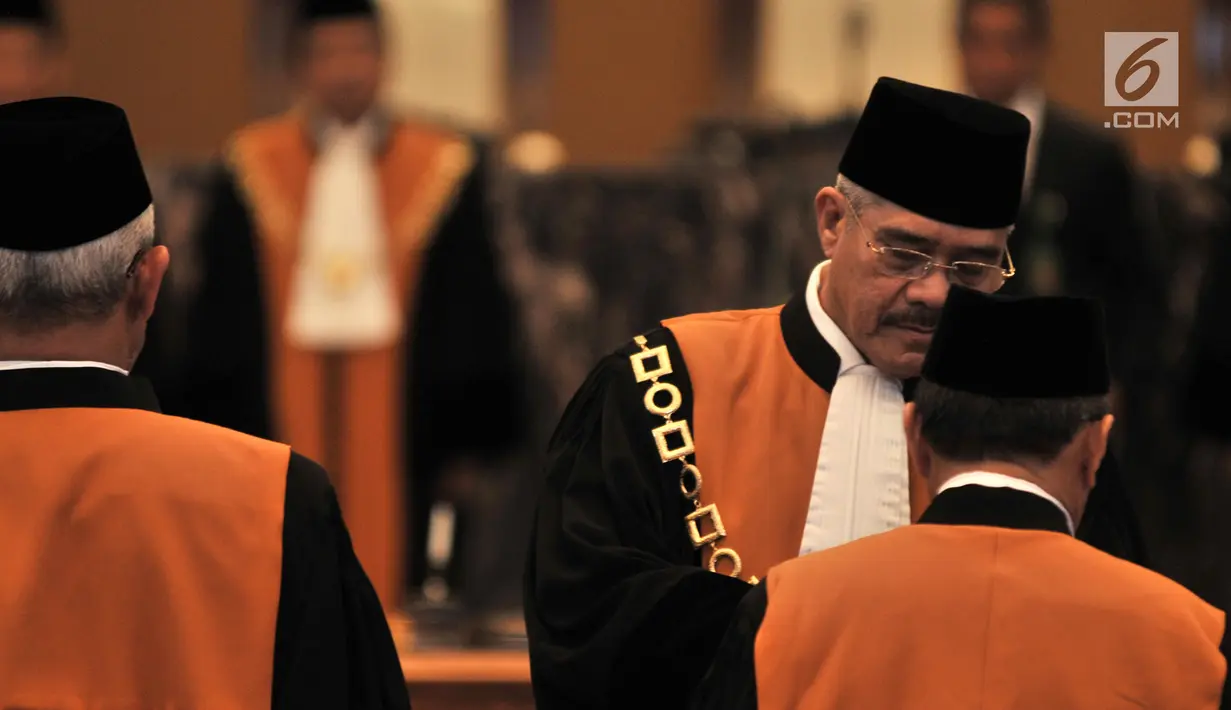 Ketua MA M Hatta Ali (tengah) melantik Abdul Manaf dan Pri Pambudi sebagai Hakim Agung di Gedung Mahkamah Agung, Jakarta, Rabu (15/8). Abdul Manaf dilantik sebagai Hakim Agung pada Kamar Agama dan Pri Pambudi Kamar Perdata. (Merdeka.com/Iqbal Nugroho)