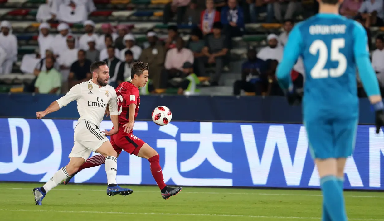 Striker Kashima Antlers, Hiroki Abe menggiring bola dari kawalan bek Real Madrid, Dani Carvajal selama semifinal Piala Dunia Klub FIFA 2018 di Zayed Sports City Stadium di Abu Dhabi, UEA pada 19 Desember 2018. Barcelona resmi mendapatkan Hiroki Abe dari Kashima Antlers. (AFP Photo/Karim Sahib)