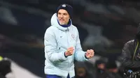 Manajer tim Chelsea, Thomas Tuchel melakukan selebrasi usai peluit akhir dibunyikan dalam laga lanjutan Liga Inggris 2020/21 pekan ke-22 melawan Tottenham Hotspur di Tottenham Hotspur Stadium, London, Kamis (4/2/2021). Chelsea menang 1-0 atas Tottenham Hotspur. (AFP/Clive Rose/Pool)