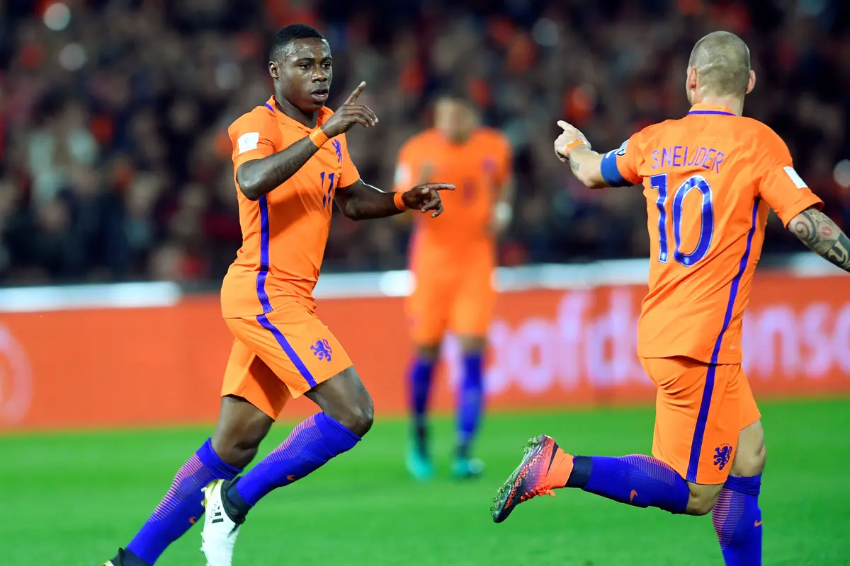 Wesley Sneijder tengah merayakan gol Belanda ke gawang Belarusia