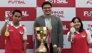Ketua Umum Federasi Futsal Indonesia (FFI), Michael Sianipar, bersama kapten Timnas Futsal Indonesia Putra dan Putri, Muhammad Iqbal dan Novita Murni. (Bola.com/Roby Dian)