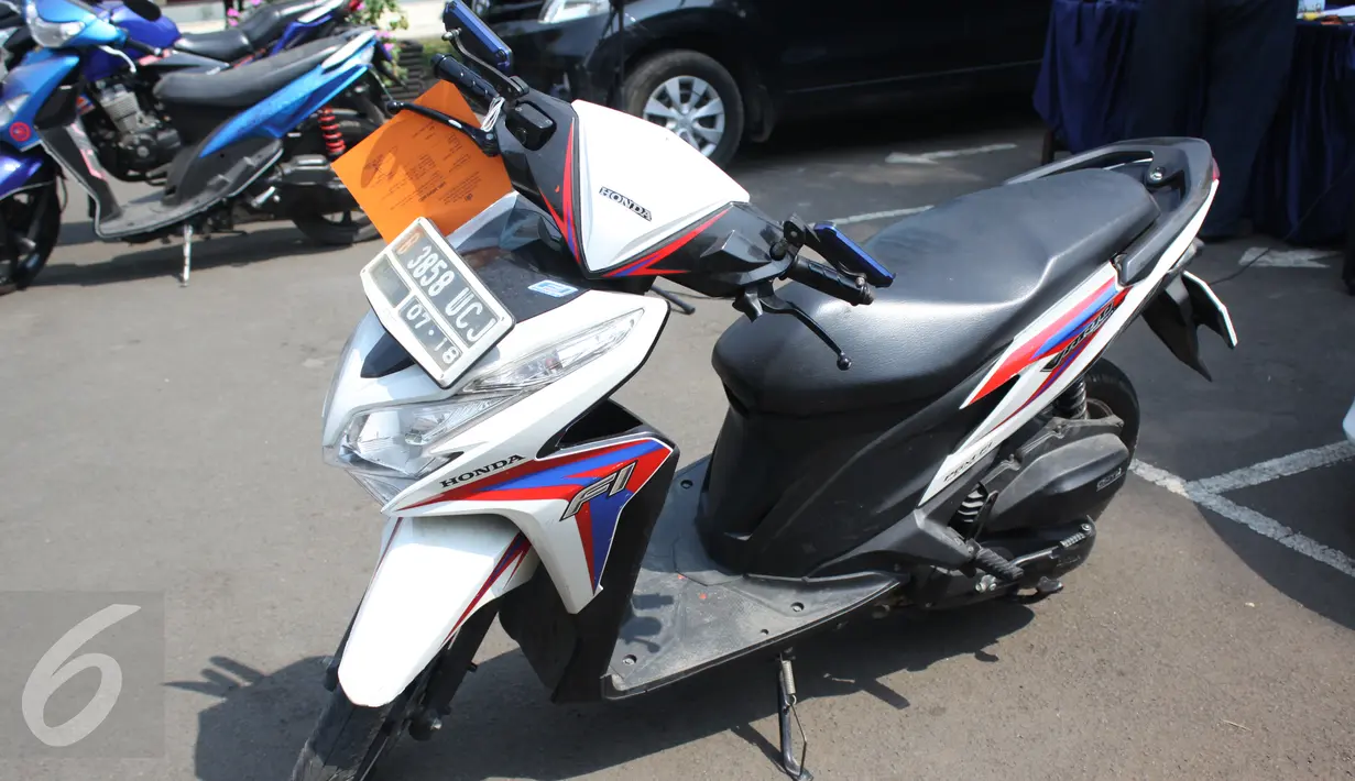 Sebuah motor dijadikan barang bukti kasus perdagangan manusia yang di pekerjakan sebagai PSK di lokalisasi Kalijodo, Jakarta, Senin (24/8/2015). Polisi membekuk KMD (70) yang akan menjual dua abg kepada pria hidung belang. (Liputan6.com/Gempur M Surya)