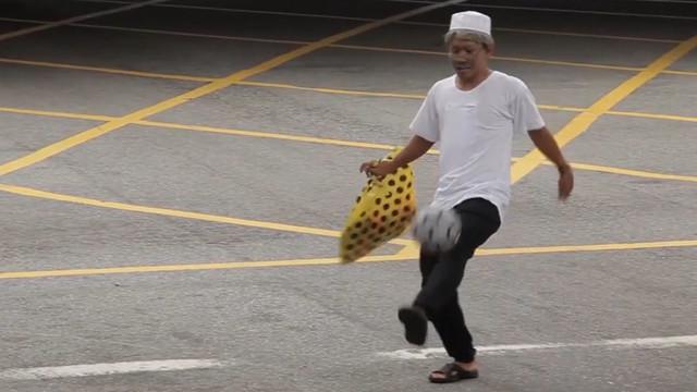 Dalam video iklan produk telekomunikasi yang mensponsori klub Selangor FA, Andik Vermansyah berpura-pura menjadi kakek-kakek yang bermain bola di jalan raya seperti Cristiano Ronaldo saat menjadi tuna wisma di Portugal.